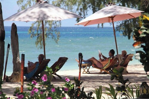 Cemara Beachfront Suite By Zuzu