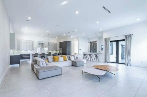 Modern Paradise In Upscale Ranch Area