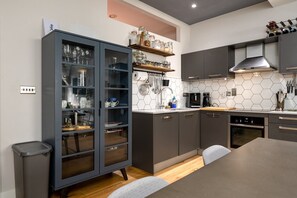 Fridge, oven, dishwasher, coffee/tea maker - GuestReady - Modern Comfort in Stoke Newington (London)