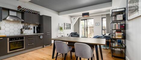 Frigorífico, horno, lavavajillas y cafetera o tetera