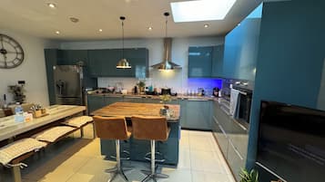 Jääkaappi, mikroaaltouuni, astianpesukone, ruokailupöytä