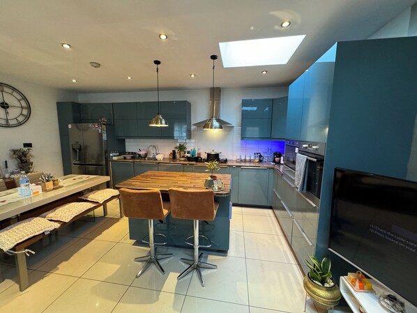 Fridge, microwave, dishwasher, dining tables - Imperial Apartment (Morden)