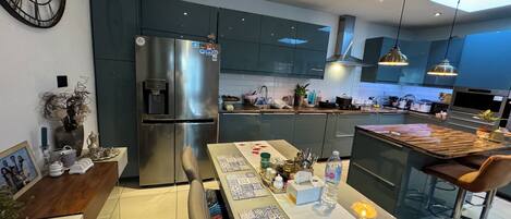 Frigorifero, microonde, lavastoviglie, tavolo da pranzo