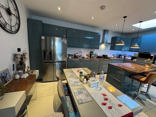 Réfrigérateur, four à micro-ondes, lave-vaisselle