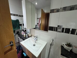 Dusche, Haartrockner, Handtücher, Shampoo