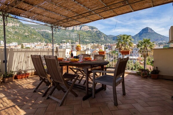 屋外ダイニングエリア