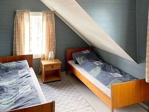 House | 4 bedrooms, individually furnished - 6 Person Holiday Home in Svelgen (Bremanger)