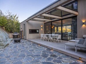 Outdoor dining - Lakeside on Park Street by MajorDomo | Stunning Architectural Home Walking Distance from Central Queenstown with Spa Pool, Lake & Mountain Views (Queenstown)