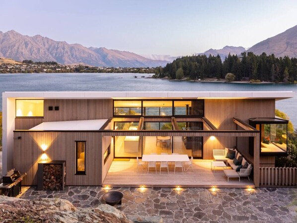 Outdoor dining - Lakeside on Park Street by MajorDomo | Stunning Architectural Home Walking Distance from Central Queenstown with Spa Pool, Lake & Mountain Views (Queenstown)