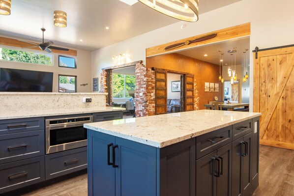 Kühlschrank, Mikrowelle, Ofen, Herdplatte