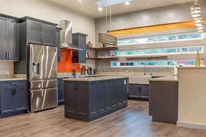 Frigorifero, microonde, forno, piano cottura