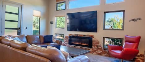 Una Smart TV, una chimenea
