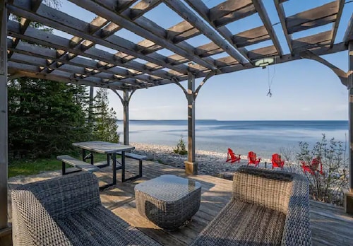 Cobblestone Waterfront cottage  4 Bedrooms, 2 Bathrooms, Sauna  at Lion Head 