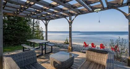 Cobblestone Waterfront cottage 4 Bedrooms, 2 Bathrooms, Sauna at Lion Head