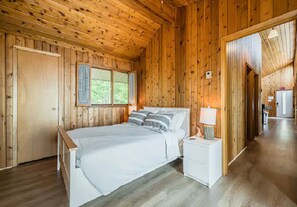 4 bedrooms, iron/ironing board, WiFi, bed sheets - Cobblestone Waterfront cottage  4 Bedrooms, 2 Bathrooms, Sauna  at Lion Head  (Lion's Head)