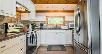 Cobblestone Waterfront cottage 4 Bedrooms, 2 Bathrooms, Sauna at Lion Head