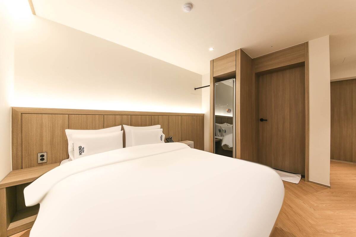 B. Standard King - Free Breakfast for Two - No Breakfast on Monday Morning | Escritorio y espacio para trabajar con un portátil