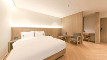 E. Suite King - Free Breakfast for Two - No Breakfast on Monday Morning | Desk, laptop workspace, soundproofing, free WiFi