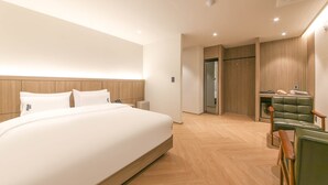A modern hotel room with a large bed, a desk with a chair, and a walk-in closet. - Hound Hotel Jeonju Deokjin (Jeonju)