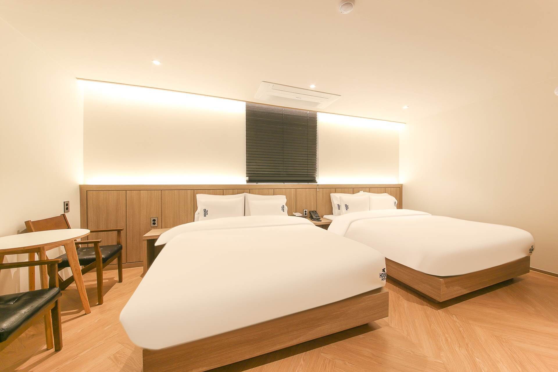 G. Suite Family - Twin Free Breakfast for Two - No Breakfast on Monday Morning | Desk, laptop workspace, soundproofing, free WiFi