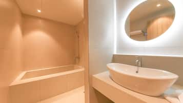 G. Suite Family - Twin Free Breakfast for Two - No Breakfast on Monday Morning | Private spa tub