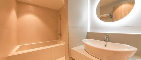G. Suite Family - Twin Free Breakfast for Two - No Breakfast on Monday Morning | Private spa tub