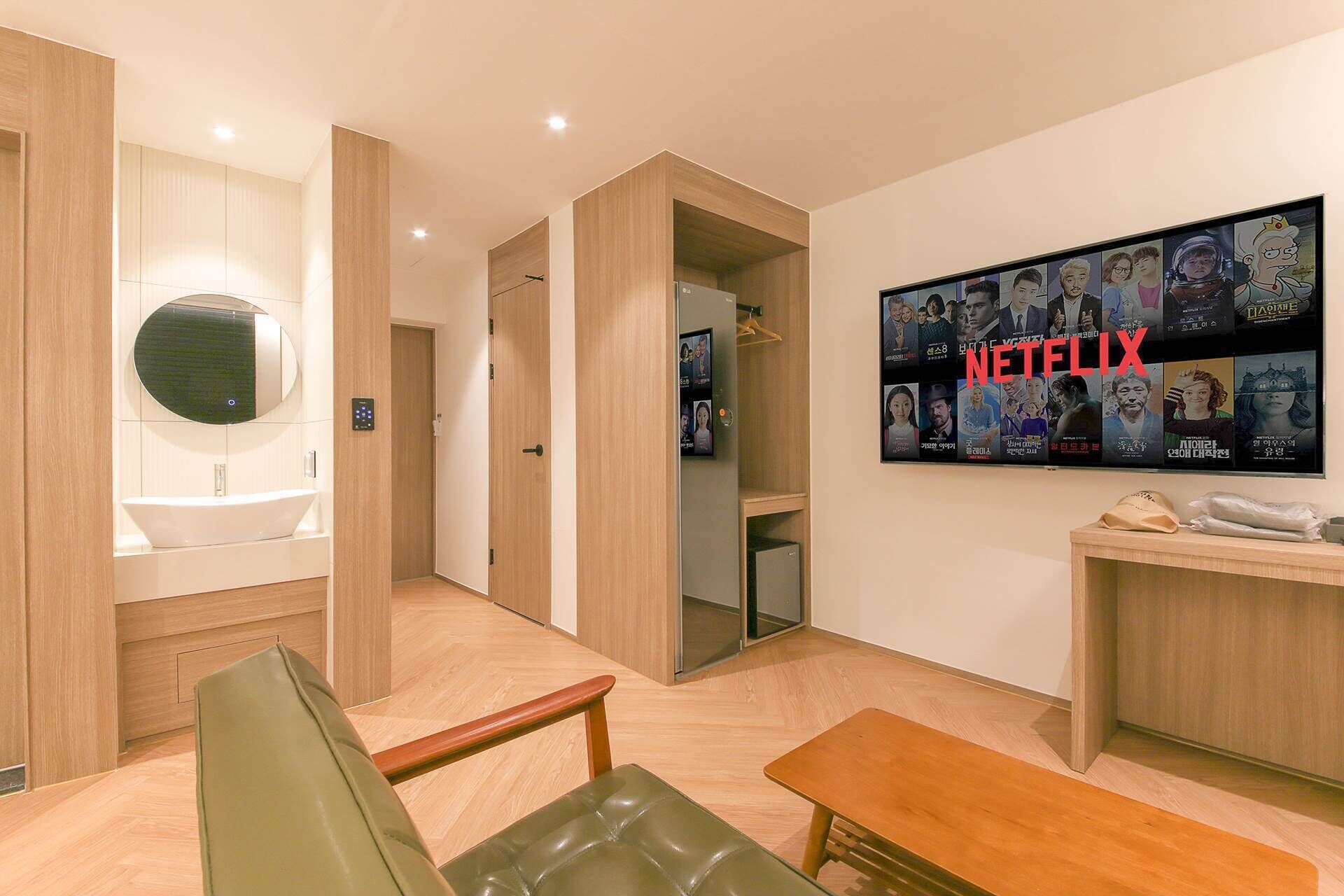 D. Premier King - Free Breakfast for Two - No Breakfast on Monday Morning | Desk, laptop workspace, soundproofing, free WiFi