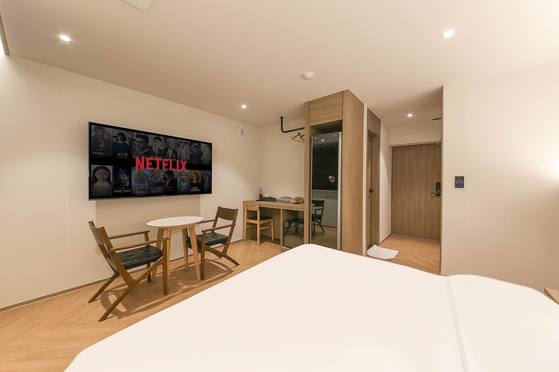 C. 디럭스 킹 - 2인 조식무료 -월요일 아침 조식 없음 | 책상, 노트북 작업 공간, 방음 설비, 무료 WiFi