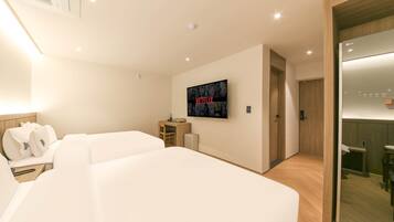 G. Suite Family - Twin Free Breakfast for Two - No Breakfast on Monday Morning | Desk, laptop workspace, soundproofing, free WiFi