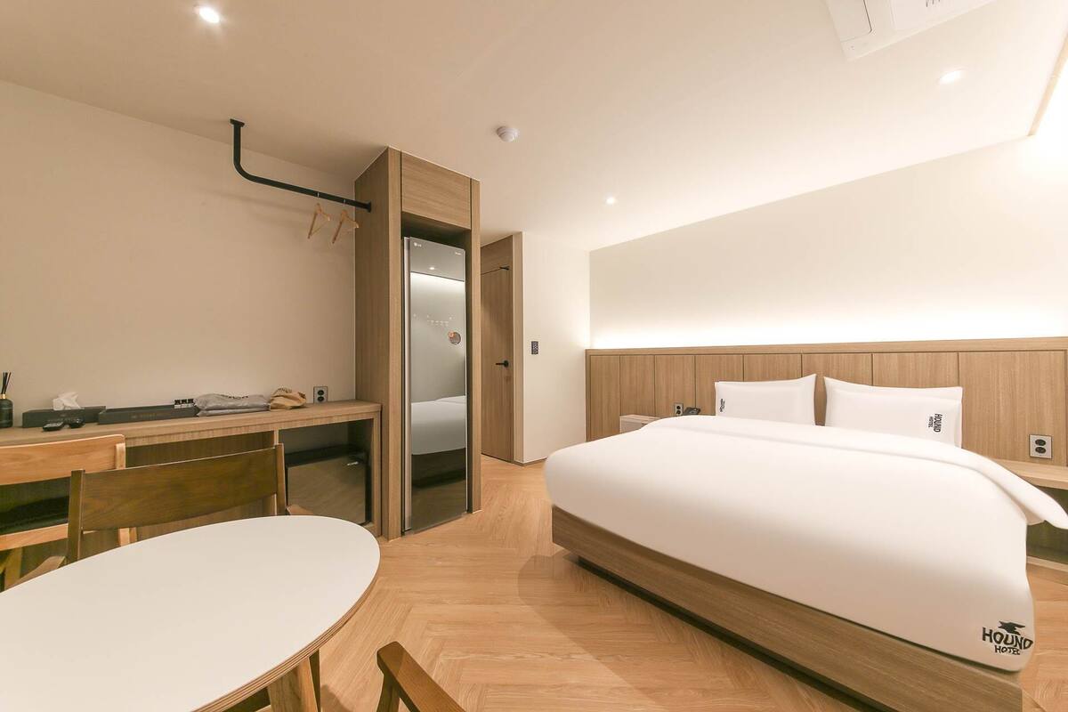 Una habitación de hotel moderna con una cama, un escritorio y una silla.