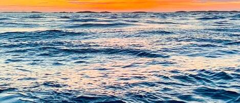 Udsigt til havet i solnedgang.
