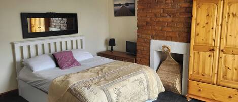 2 habitaciones, tabla de planchar con plancha, wifi y ropa de cama