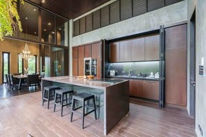 Een koelkast, een magnetron, een oven, een kookplaat