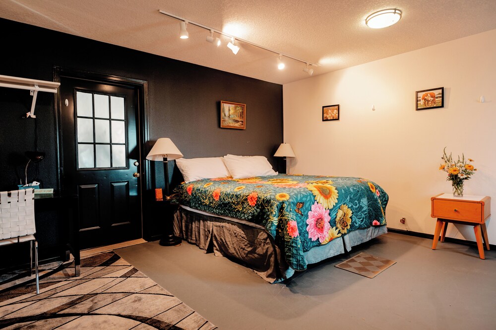 Farm Pottery House in 84 acres Land in Cornelius/Hillsboro Washington