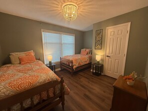 3 dormitorios, tabla de planchar con plancha, wifi gratis y ropa de cama