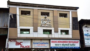 Un immeuble sur lequel on peut voir des enseignes indiquant « Hôtel BKC Palace », « Laxmi Laminates » et « Restaurant Shan-E-Mohammedi ».
