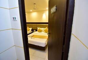 In-room safe, iron/ironing board, free WiFi, bed sheets - Hotel BKC Palace Inn (Mumbai)