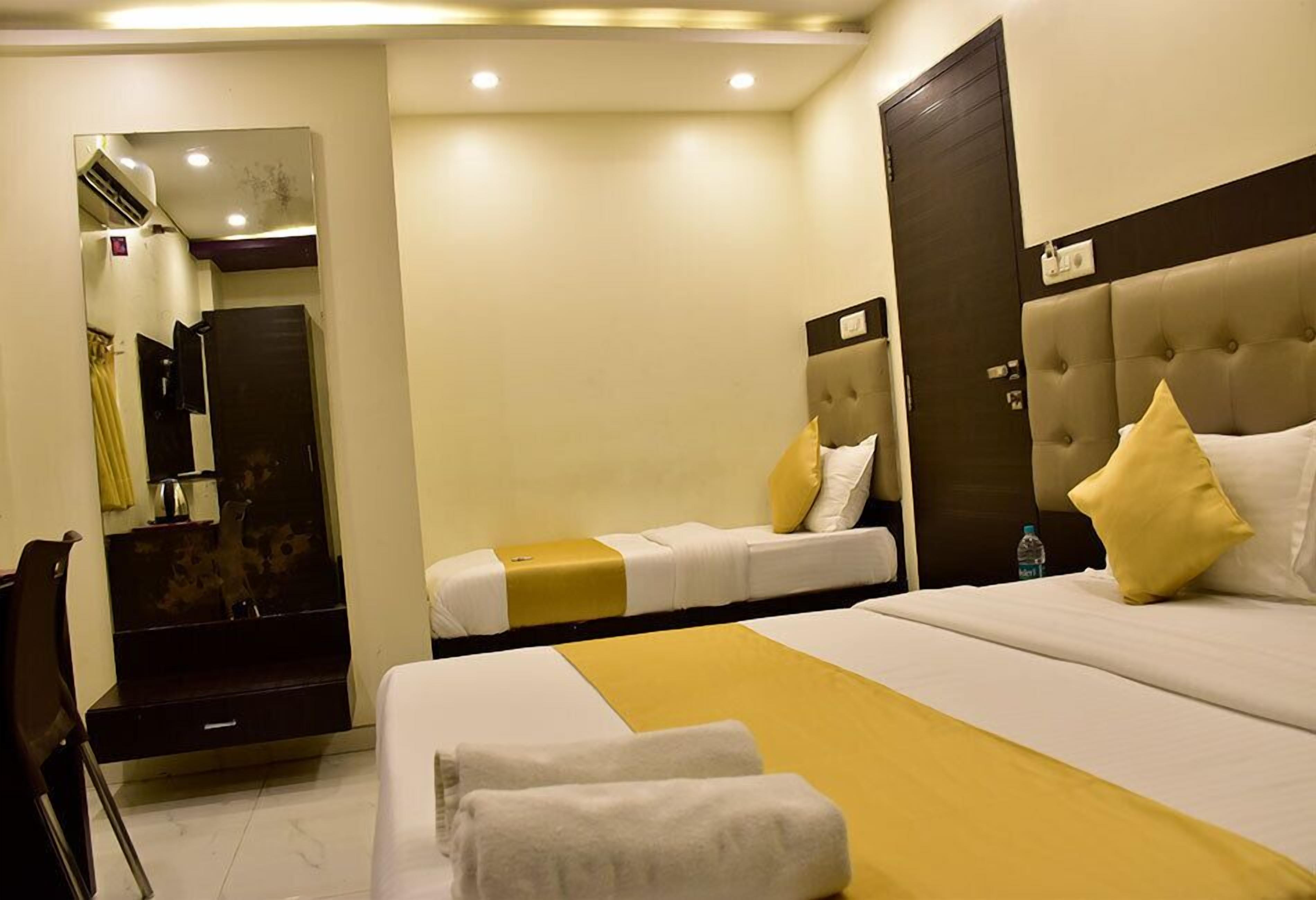 Deluxe Triple Room | In-room safe, iron/ironing board, free WiFi, bed sheets