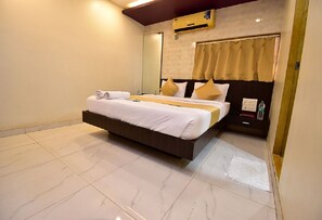 In-room safe, iron/ironing board, free WiFi, bed sheets - Hotel BKC Palace Inn (Mumbai)
