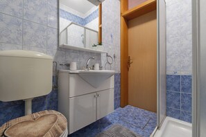 Douche, sĂšche-cheveux, serviettes fournies