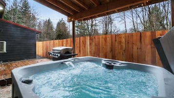 Tina de hidromasaje al aire libre