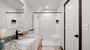 Douche, sèche-cheveux, serviettes fournies