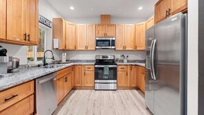 Refrigerador, microondas, horno y parrilla de estufa 