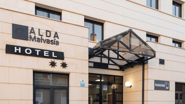 L’entrée d’un hôtel, avec une enseigne indiquant « ALDA Malvásia HOTEL ».