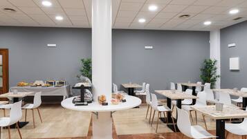 Un comedor moderno con mesas redondas, sillas blancas y una columna central.