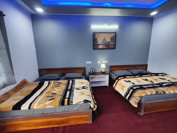 Habitación cuádruple Deluxe, 1 habitación, vista a la montaña | Tabla de planchar con plancha 