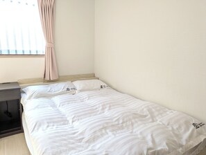 Blackout drapes, free WiFi, bed sheets - sun seinibannkan 101 (Osaka)