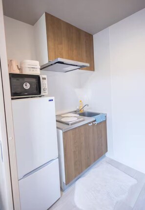 Comfort appartement, niet-roken | Privékeuken | Een koelkast, een microgolfoven, een kookplaat