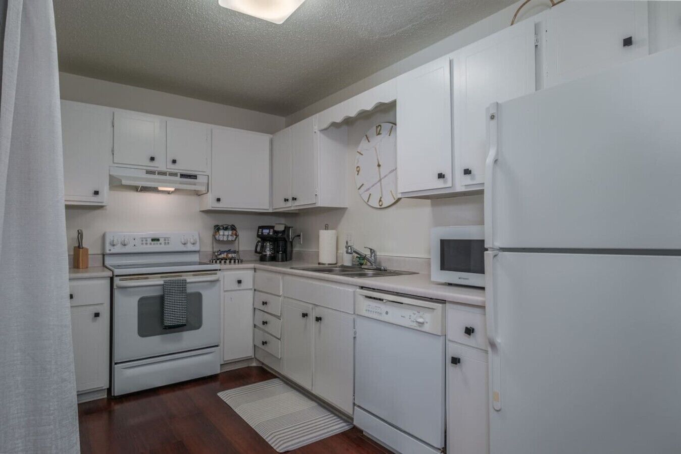 Coffee/tea maker, fridge, microwave, oven