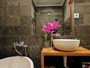 Dobbeltrom – deluxe, balkong, byutsikt | Bad